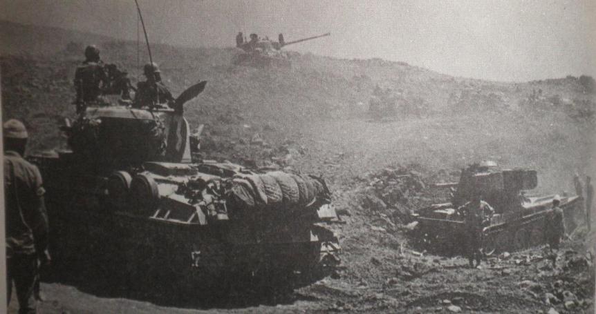 טנק ה-AMX הסורי מימין. למעלה הטנק הפגוע של ברוש. התמונה צולמה כנראה למחרת הקרב